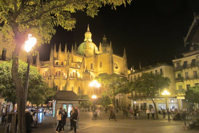 Segovia cathedral iluminated at night